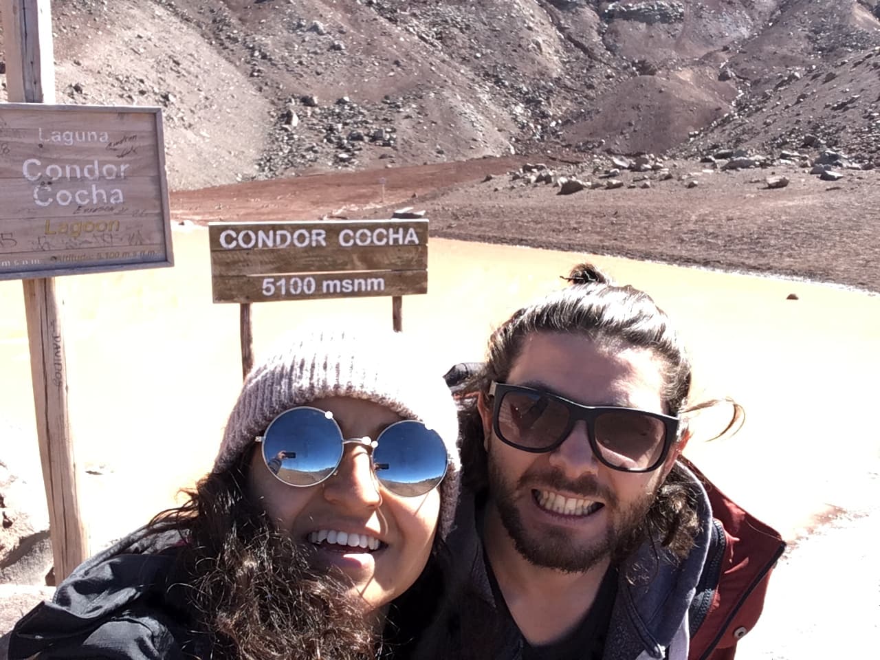 Matteo e Nathaly sorridenti a 5100 metri sul Chimborazo in Ecuador